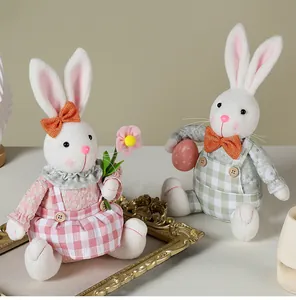 Coppia di simpatici coniglietti pasquali di peluche con abiti a scacchi decorazioni