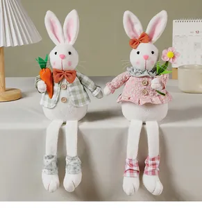Paar schattige paashaas knuffels met lange benen in groen geruit en roze bloemenpatroon