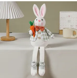 Detail van een pluche paashaas met lange poten en een schattig groen geruit jasje