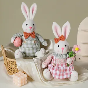 Coppia di bambole di peluche decorative con coniglietto pasquale per decorazioni casa.