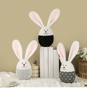 Lot de trois adorables décorations de Pâques en peluche avec divers motifs tricotés