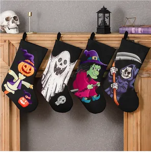 Dettaglio di quattro calze decorative di Halloween con motivi di zucca, fantasma, strega e mietitore