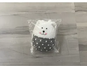 Vue détaillée d'une adorable poupée lapin de Pâques en peluche dans son emballage clair