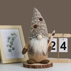 Handgefertigter Kaffee-Wichtel mit Holzlöffel und Strickmütze für die Innendekoration
