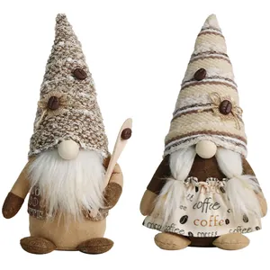 Paar kaffee-thematische gesichtslose Zwerge mit Strickmützen und Holzlöffel für Deko.