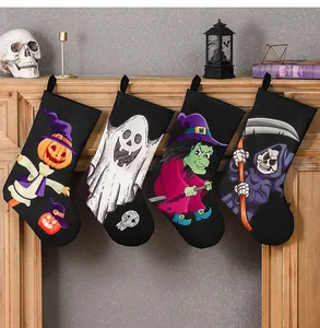 Set di calze decorative di Halloween con stampe di zucca, fantasma, strega e mietitore.