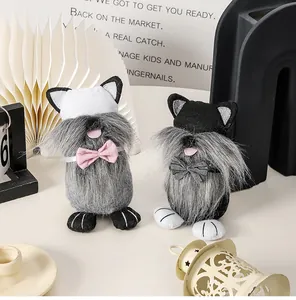 Detalle de dos gnomos de peluche con temática de gatos y lazos para decoración de Pascua