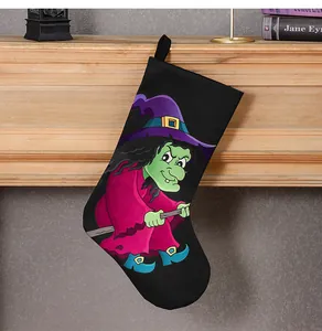 Calza di Halloween con strega dei cartoni su scopa per decorazione festiva casa
