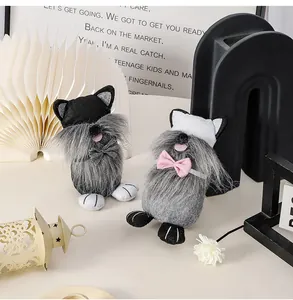 Pareja de creativos muñecos gnomos de Pascua de peluche para la decoración de mesa