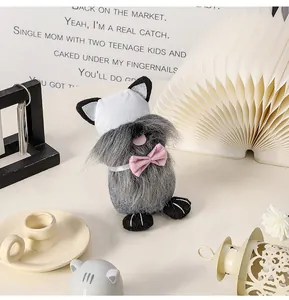 Vista detallada de un lindo muñeco de peluche de gnomo de Pascua gris con un lazo rosa