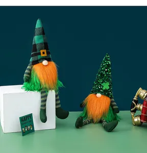 Festliche St. Patrick's Day Plüsch-Gnome Dekoration mit grünen Hüten und orangen Bärten