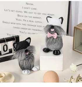 Vista detallada de gnomos gato de Pascua creativos con bigotes de piel y lazos bonitos
