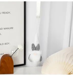 Detalle de un gnomo de Pascua de peluche blanco con orejas de conejo para decoración festiva