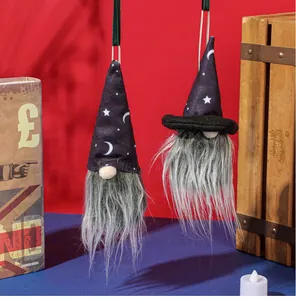 Detailansicht von Halloween-Zwerg-Hängedekorationen mit Stern- und Mondmustern