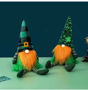 St. Patrick's Day gesichtslose Gnome mit grünen Hüten und orangefarbenen Bärten