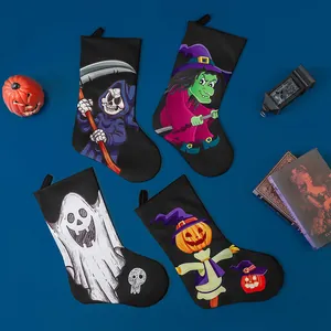 Set di quattro calze decorative per Halloween con stampe di fantasmi, zucche e scheletri