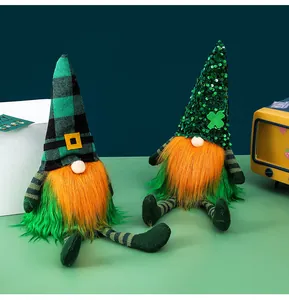 Zwei St. Patrick's Day Gnomes mit orangefarbenen Bärten und grünen Hüten auf einem Tisch