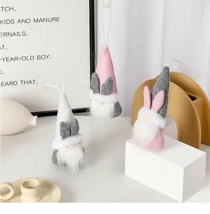 Gnomos de Pascua de peluche con orejas de conejo y lazos para colgar decorativos.
