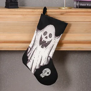 Calza decorativa per Halloween con stampa di fantasma bianco e teschio su fondo nero