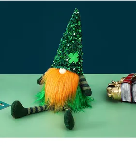 Detailansicht eines St. Patricks Day Gnoms mit grünem Paillettenhut und Bart