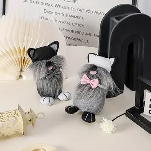 Gnomos de peluche de Pascua creativos en disfraces de gato para adornos del hogar