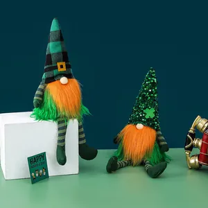Zwei St. Patrick's Day Gnom-Puppen mit grünen Hüten und orangefarbenen Bärten zur Deko.