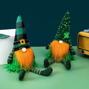 Paar plüschige St. Patrick's Day Gnome mit langem orangefarbenem Bart und Kleeblatt-Hut