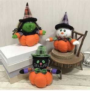 Juego de tres peluches festivos de calabaza de Halloween con motivos de bruja, gato y muñeco.