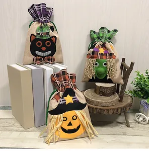 Vista dettagliata dei sacchetti regalo di Halloween con disegni di gatto, strega e zucca