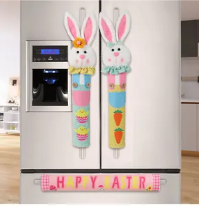 Detail van schattige Paashaas koelkast handgreep covers in een moderne keuken