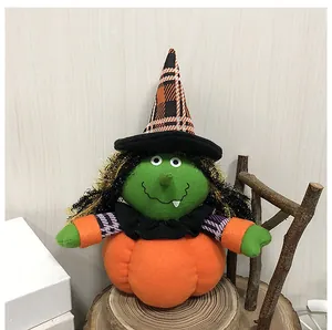 Vista detallada de la muñeca de peluche de calabaza de Halloween con cara verde y sombrero