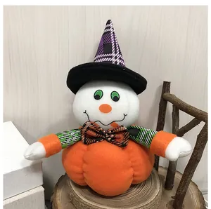 Vista detallada de un peluche de calabaza de Halloween con sombrero de mago