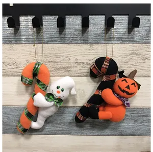 Vista detallada de colgantes de peluche para Halloween con fantasma y calabaza