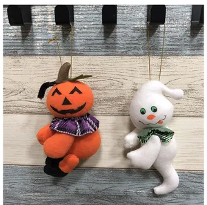 Nahaufnahme von Halloween-Deko Anhängern Kürbis und Geist aus Plüsch für Party