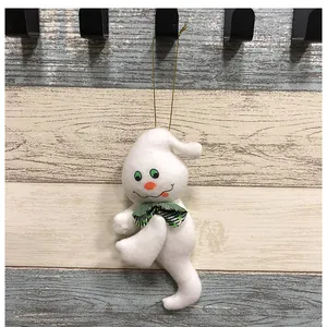 Nahaufnahme von Plüsch Halloween Geist Ornament mit süßer grüner karierter Schleife