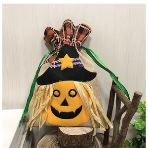 Vista dettagliata del sacchetto per caramelle di Halloween con zucca e strega e nastri verdi