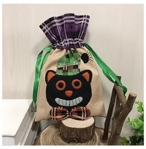 Sacchetto per caramelle di Halloween in iuta con gatto nero e cappello da strega