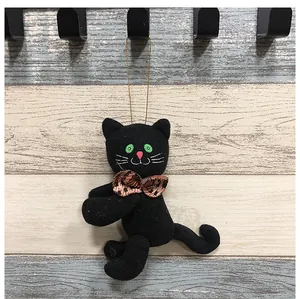 Nahaufnahme des schwarzen Halloween-Stoffkatzen-Anhängers mit Fliege