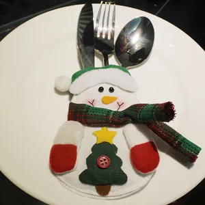 Snowman-themed Christmas cutlery holder sleeve made of soft felt for festive table decoration