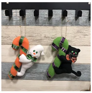 Vista detallada de los adornos colgantes de felpa de Halloween de fantasma y gato