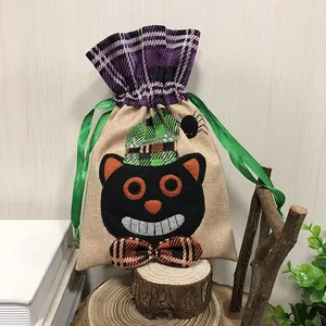 Sacchetto di tela per caramelle di Halloween con ricamo a gatto nero e coulisse viola