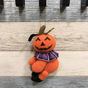 Niedliches Plüsch-Kürbis-Halloween-Ornament mit lila Kragen für die Party-Deko