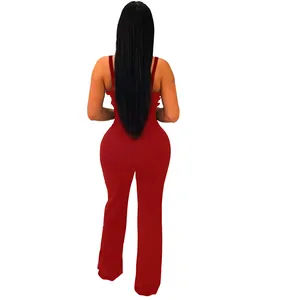 Vue arrière d'une combinaison rouge vif sans manches et moulante pour la mode femme