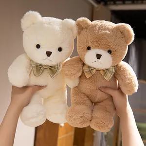 Schattige pluche teddyberen in crème en bruin met geruite strikjes, zacht cadeau