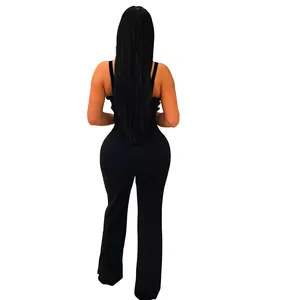 Vue arrière d'une élégante combinaison noire sans manches avec une coupe ajustée pour femme
