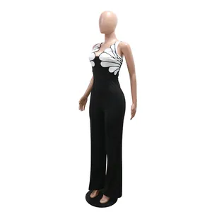Combinaison sans manches élégante noir et blanc avec col en V pour femme sur mannequin.