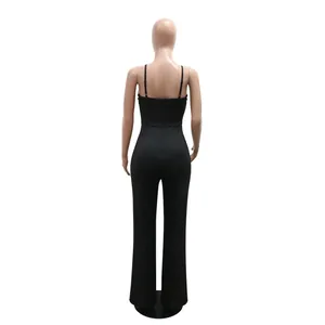 Vue arrière d'une combinaison noire sans manches ajustée pour femmes sur mannequin