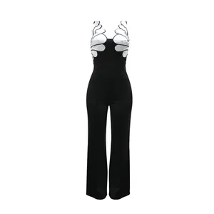 Vue détaillée d'une combinaison sans manches noir et blanc avec motif ailes chic