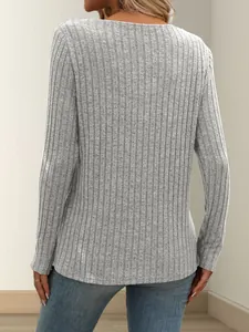 Rückansicht eines grauen gerippten Damen-Langarm-Strickoberteils mit Stoffdetails