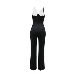 Vue arrière détaillée d'une élégante combinaison noire sans manches à col en V pour femme